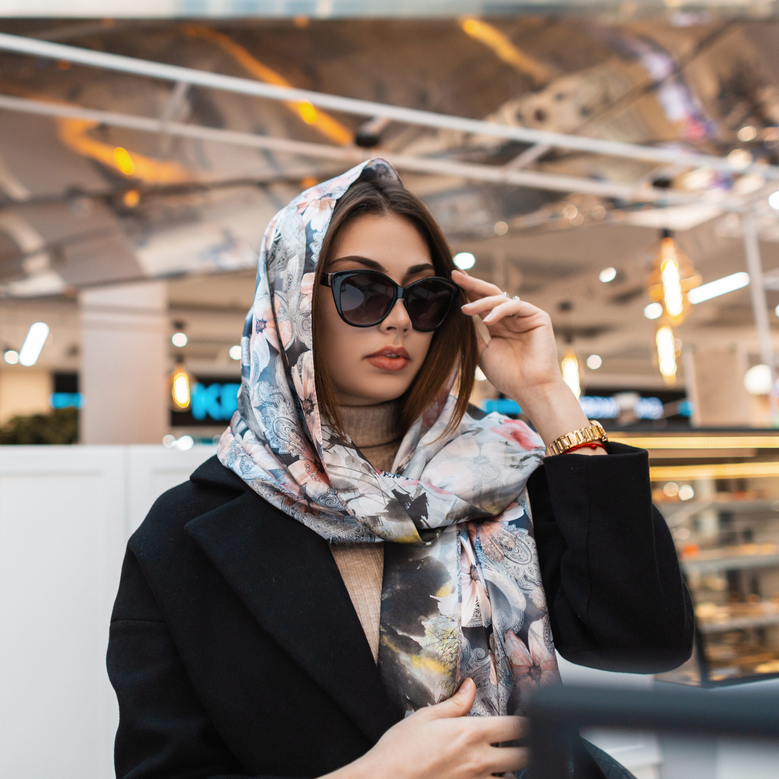 Dubai reptéren várakozó exklúzív hölgy